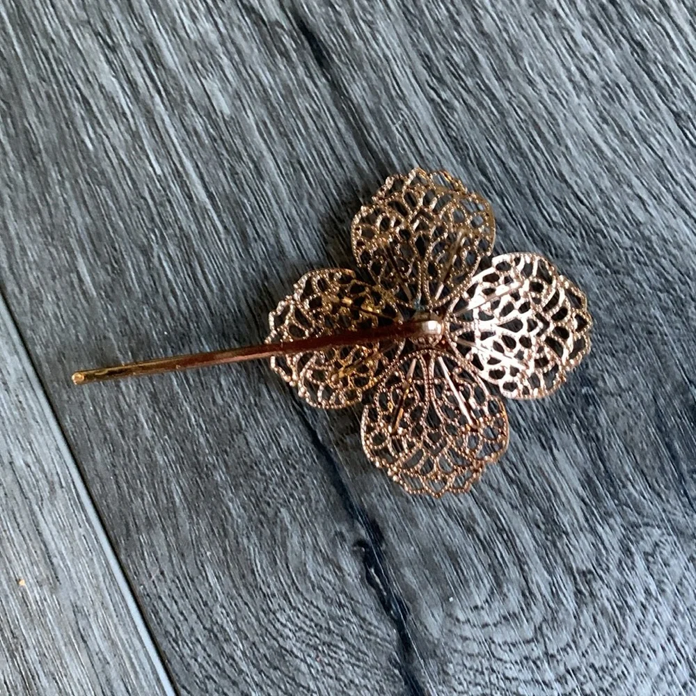 Vintage Flower pin with gems - Picture 2 of 3